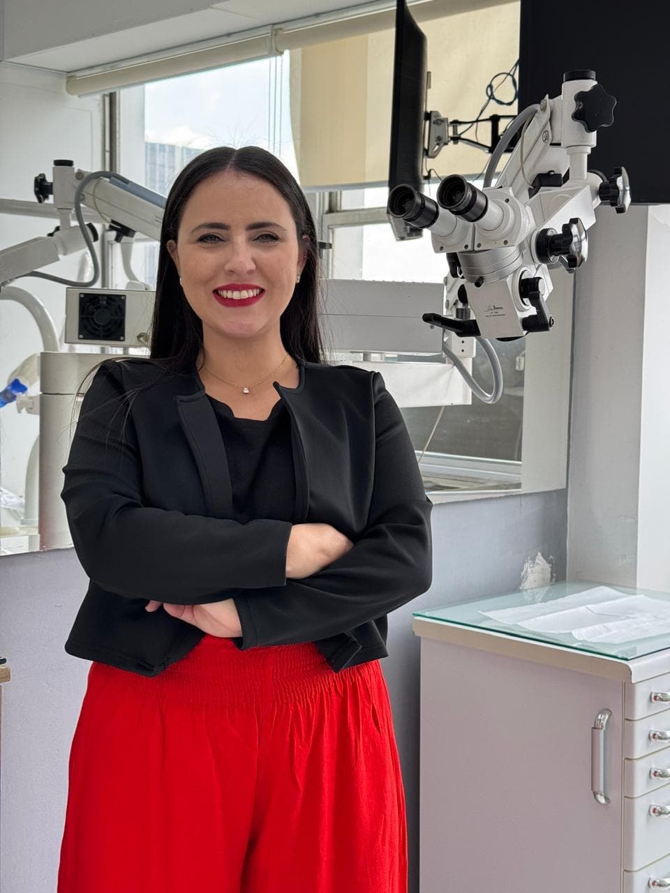 Dra. Natalia Sampaio atendendo endodontia na clínica parceira